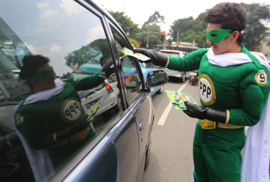 Aksi 'super hero' ajak pemilih tolak golput di Bundaran HI