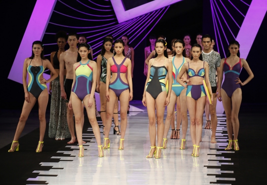 Seksinya para model pamerkan busana minim di China Fashion Week