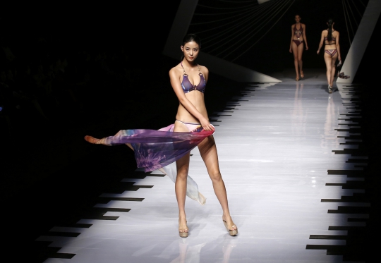 Seksinya para model pamerkan busana minim di China Fashion Week