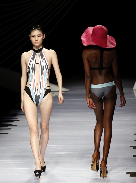 Seksinya para model pamerkan busana minim di China Fashion Week