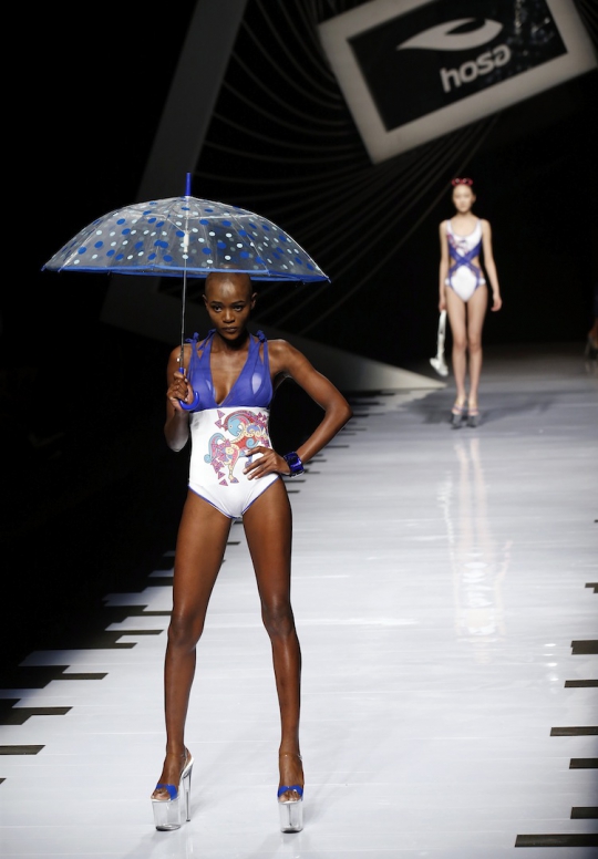 Seksinya para model pamerkan busana minim di China Fashion Week