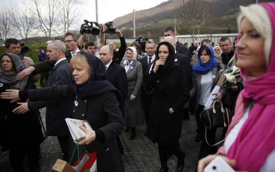 Tangis Angelina Jolie saat kunjungi makam korban perang Bosnia