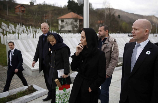 Tangis Angelina Jolie saat kunjungi makam korban perang Bosnia