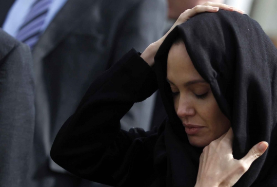 Tangis Angelina Jolie saat kunjungi makam korban perang Bosnia