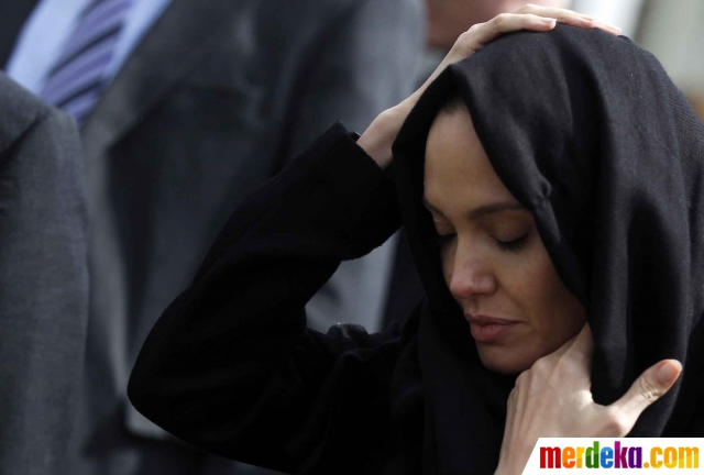 Foto Tangis Angelina Jolie Saat Kunjungi Makam Korban Perang Bosnia Merdeka Com [ 432 x 640 Pixel ]