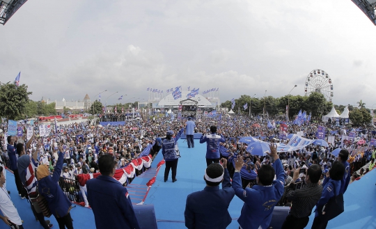 Kampanye di Semarang, SBY turun panggung untuk temui pendukung