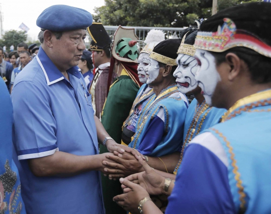 Kampanye di Semarang, SBY turun panggung untuk temui pendukung