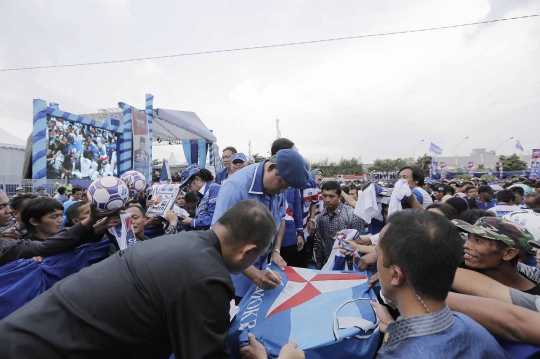 Kampanye di Semarang, SBY turun panggung untuk temui pendukung