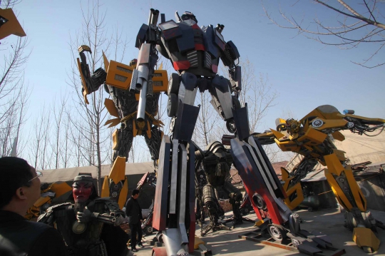 Unik, robot 'Transformer' di China ini dibuat dari barang bekas