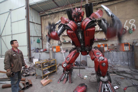 Unik, robot 'Transformer' di China ini dibuat dari barang bekas