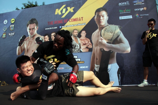 Dua petarung Mixed Martial Arts beraksi di Car Free Day