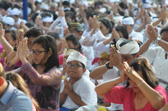 Ritual Melasti jelang Hari Raya Nyepi di Pura Segara Cilincing