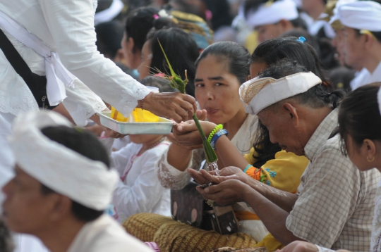 Ritual Melasti jelang Hari Raya Nyepi di Pura Segara Cilincing