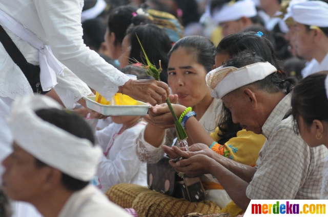 Foto : Ritual Melasti jelang Hari Raya Nyepi di Pura 