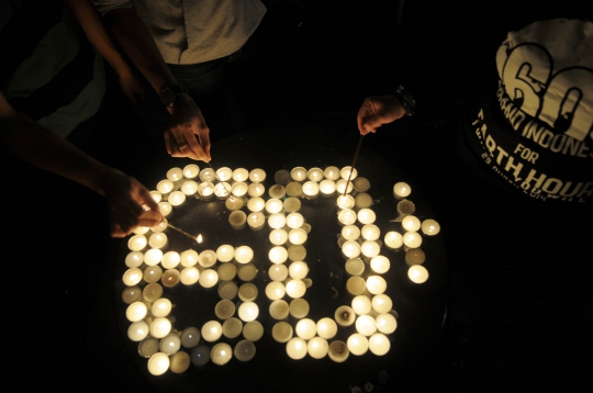 Aksi lilin 60+ saat peringatan Earth Hour di Grand Indonesia