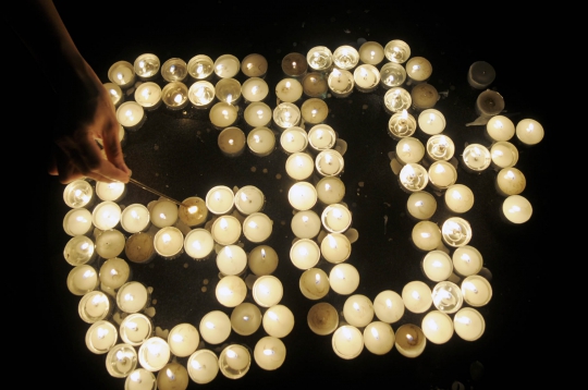 Aksi lilin 60+ saat peringatan Earth Hour di Grand Indonesia