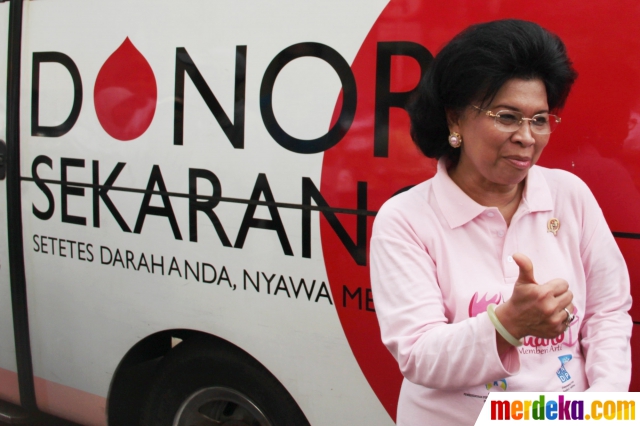 Foto : Meneg PP-PA Linda Gumelar tinjau aksi donor darah 