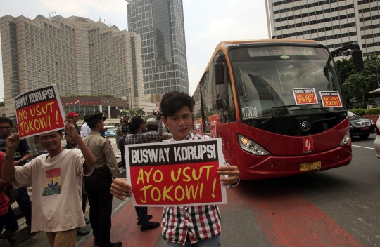 Aksi protes pengadaan bus Transjakarta di Bundaran HI