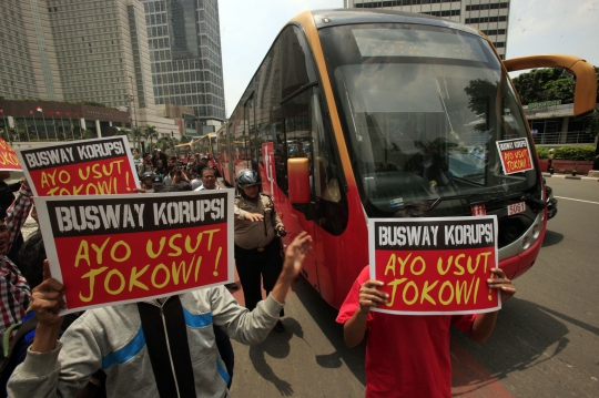 Aksi protes pengadaan bus Transjakarta di Bundaran HI