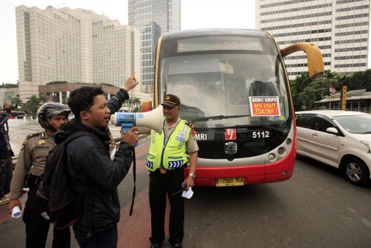 Aksi protes pengadaan bus Transjakarta di Bundaran HI