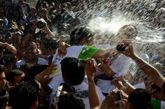 Menengok kemeriahan Omed-omedan, ritual ciuman muda-mudi Bali