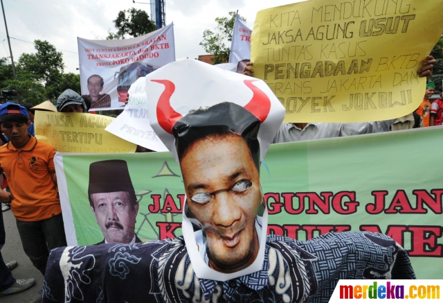 Foto : HMI demo di depan Kejagung tuntut kasus korupsi bus 