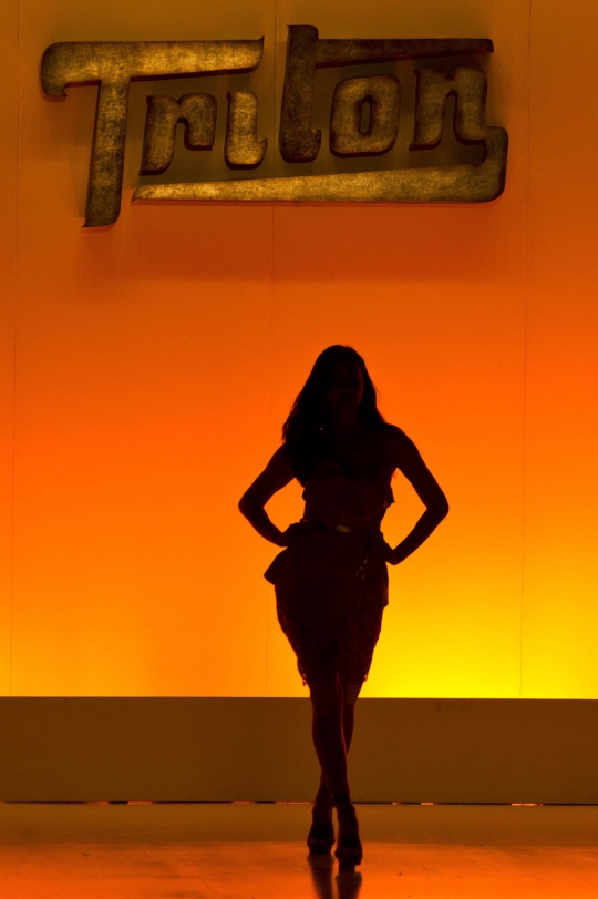 Seksinya Irina Shayk berlenggang di catwalk Fashion Week Brasil
