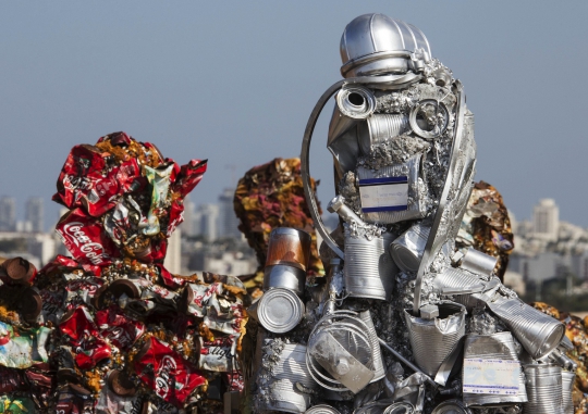 Seniman Jerman ini bikin ratusan patung manusia dari sampah