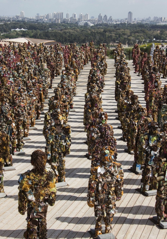 Seniman Jerman ini bikin ratusan patung manusia dari sampah