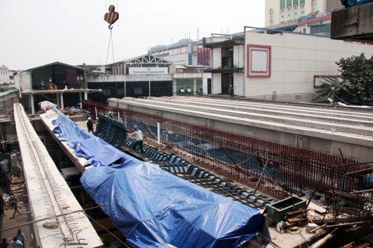 Kondisi kerangka beton jembatan Tanah Abang yang hampir roboh