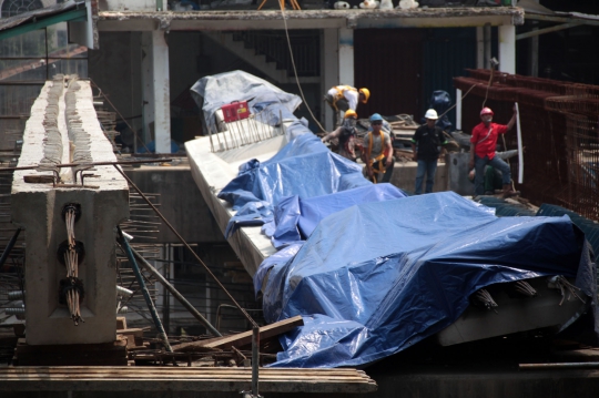 Kondisi kerangka beton jembatan Tanah Abang yang hampir roboh