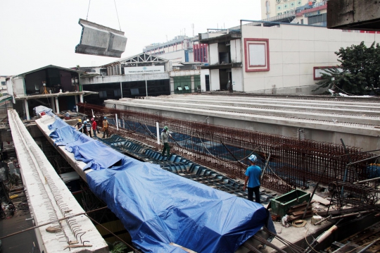 Kondisi kerangka beton jembatan Tanah Abang yang hampir roboh