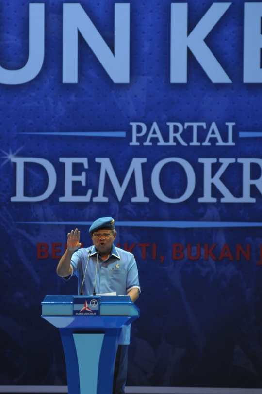 Pimpin rapat umum Demokrat, SBY nyanyikan dua 'lagu wajib'