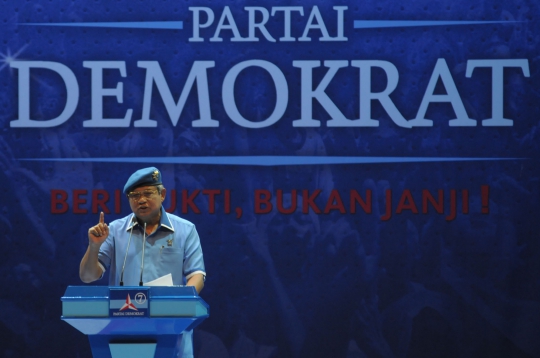 Pimpin rapat umum Demokrat, SBY nyanyikan dua 'lagu wajib'