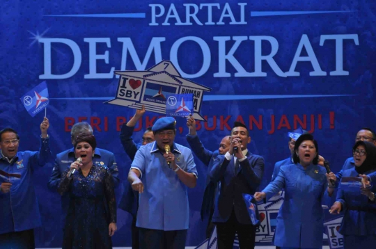 Pimpin rapat umum Demokrat, SBY nyanyikan dua 'lagu wajib'