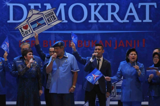 Pimpin rapat umum Demokrat, SBY nyanyikan dua 'lagu wajib'