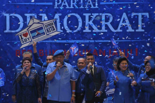 Pimpin rapat umum Demokrat, SBY nyanyikan dua 'lagu wajib'