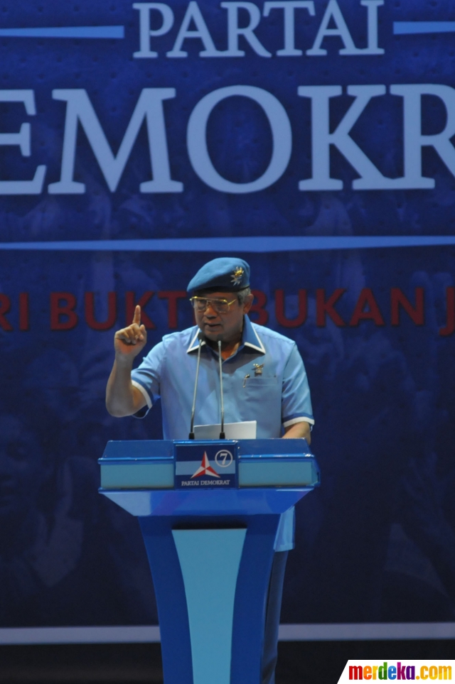 Foto : Pimpin rapat umum Demokrat, SBY nyanyikan dua 'lagu 