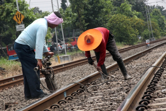 Perawatan rutin bantalan rel kereta di Pasar Minggu