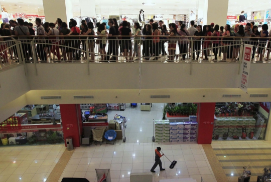 Ratusan warga padati pembukaan Uniqlo di Summarecon Mal Serpong