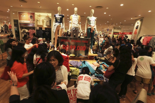 Ratusan warga padati pembukaan Uniqlo di Summarecon Mal Serpong