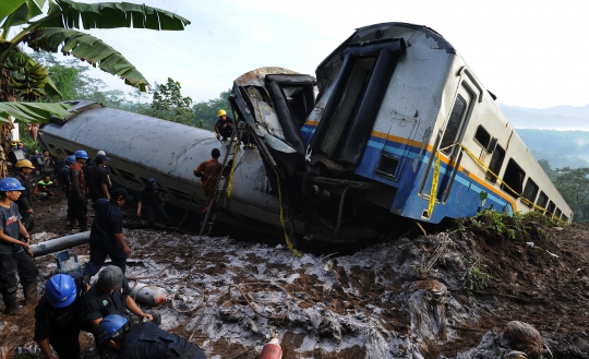 KA Malabar yang anjlok masuk jurang di Tasikmalaya