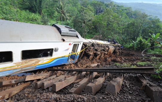 KA Malabar yang anjlok masuk jurang di Tasikmalaya