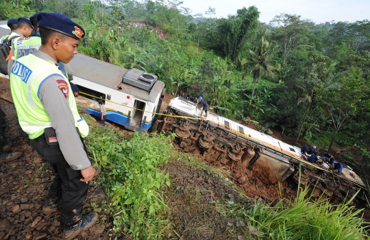 KA Malabar yang anjlok masuk jurang di Tasikmalaya