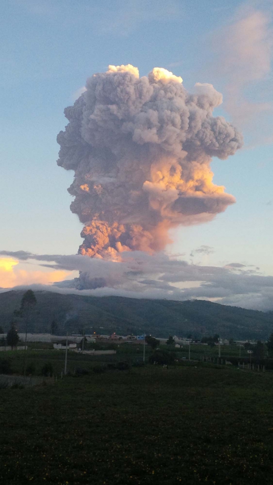 Dahsyatnya erupsi Gunung Tungurahua Ekuador