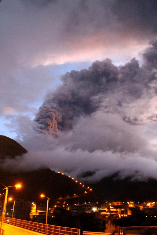 Dahsyatnya erupsi Gunung Tungurahua Ekuador