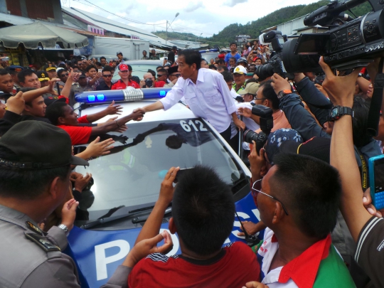 Aksi Jokowi umbar janji saat kampanye akbar PDIP di Papua