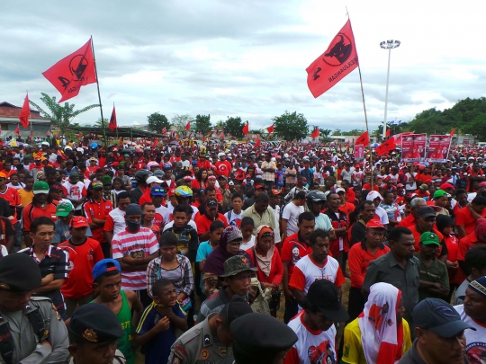 Aksi Jokowi umbar janji saat kampanye akbar PDIP di Papua