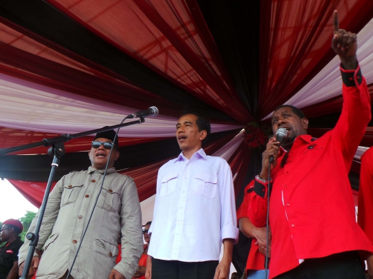 Aksi Jokowi umbar janji saat kampanye akbar PDIP di Papua