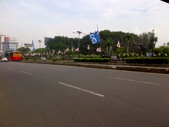 Masa tenang Pemilu, bendera Parpol masih kotori jalanan Ibu Kota